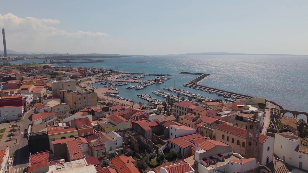 Paesaggio urbano di Portoscuso, porto turistico e marina nel sud della Sardegna, Italia. Ripresa aerea con drone.