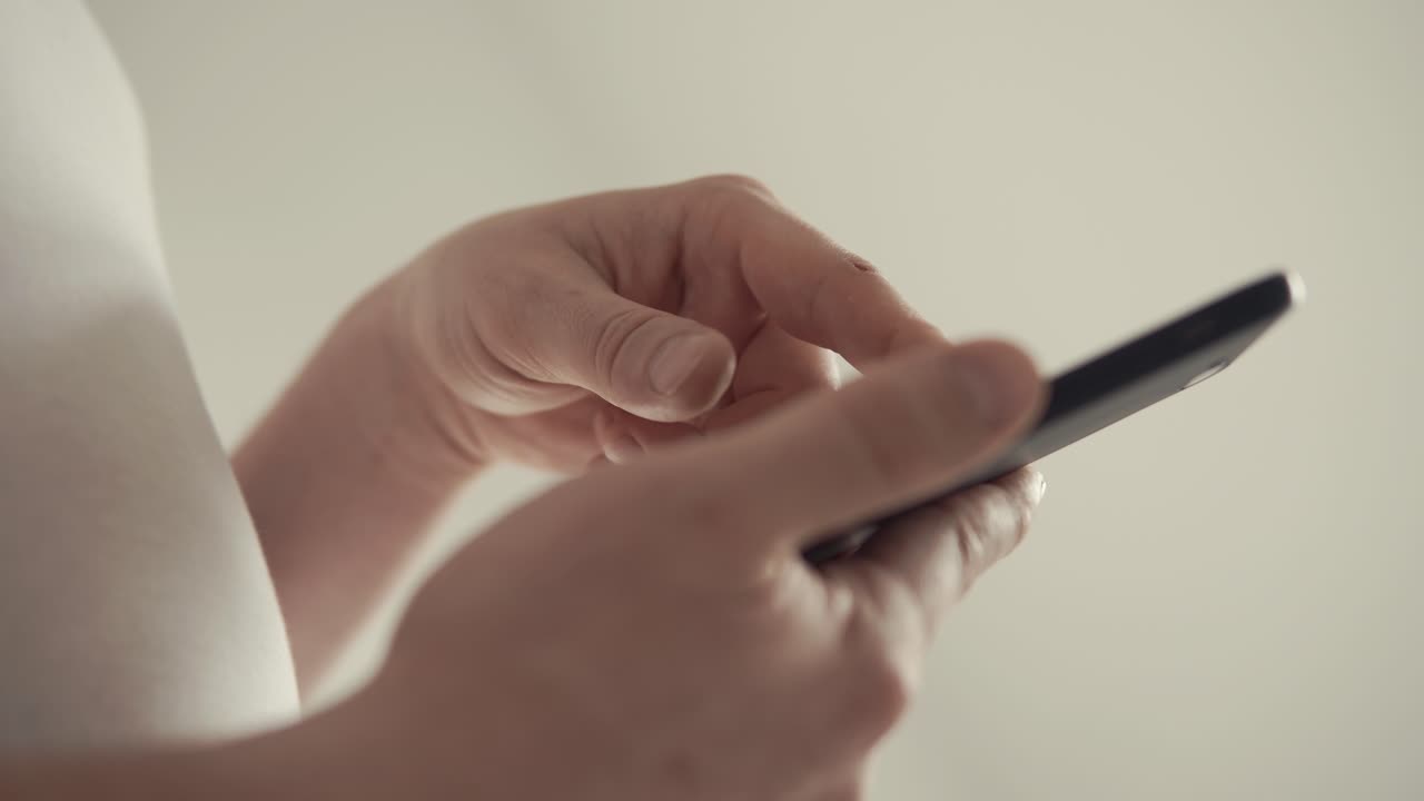 persona que utiliza un teléfono inteligente