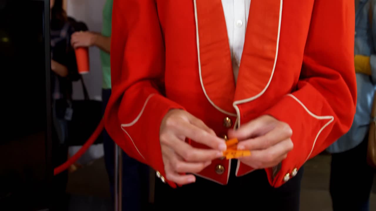 티켓을 판매하는 행복한 여성의 클로즈업 4k