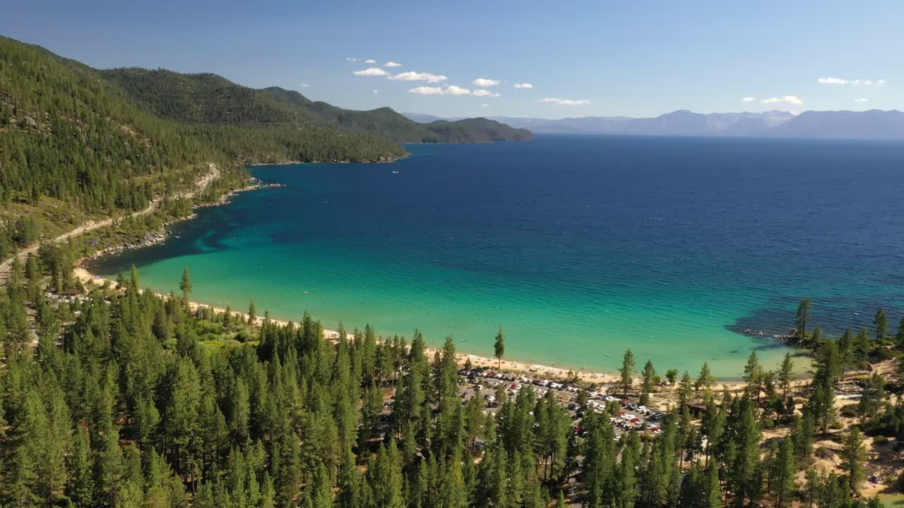 캘리포니아의 숲 산으로 둘러싸인 타호 호수의 고요한 전망
