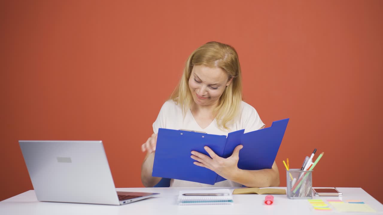 la mujer que examina los archivos aprueba los archivos con su cabeza.
