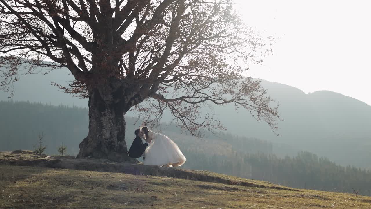 신혼부부. 백인 신부와 산기?? 의 신부. 결혼 부부. 행복