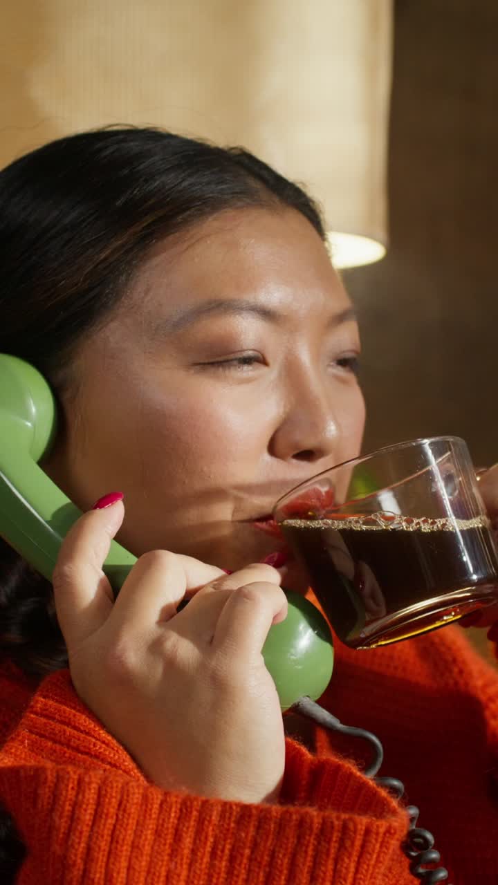 빈티지 드폰으로 얘기하는 여자