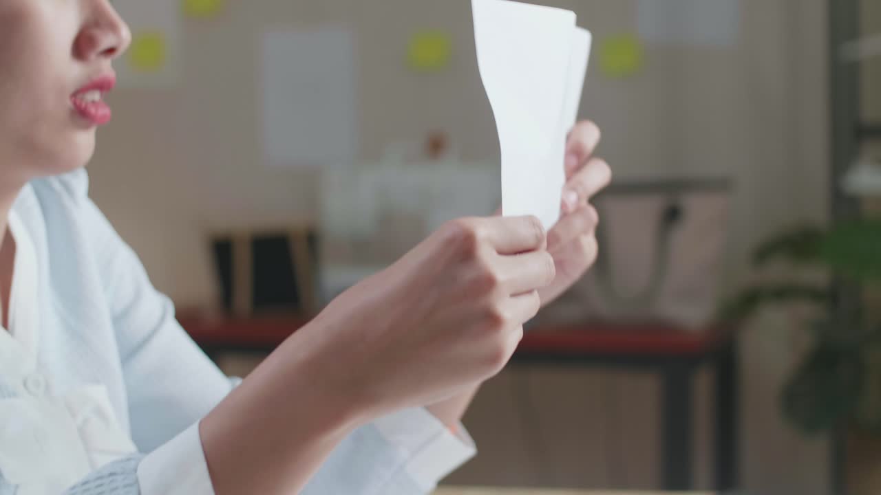 primer plano de la mujer asiática diseñador está molesto fallando dibujo en el enlace de diseño y tirarlo