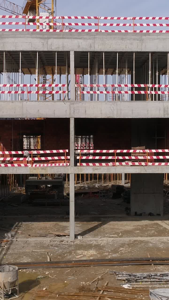 sitio de construcción de un edificio de varios pisos