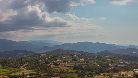 Timelapse-Encantador-Del-Paisaje-Urbano:-Nubes-Deslizándose-Sobre-Una-Hermosa-Ciudad,-Proyectando-Sombras-En-El-Paisaje-Escénico-Con-Majestuosas-Montañas-En-El-Fondo