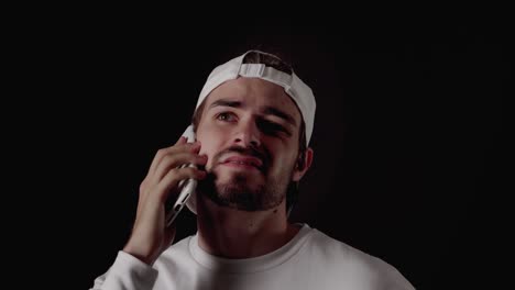 hombre de moda de los años 20 respondiendo al teléfono móvil, hablando, cerca, fondo negro