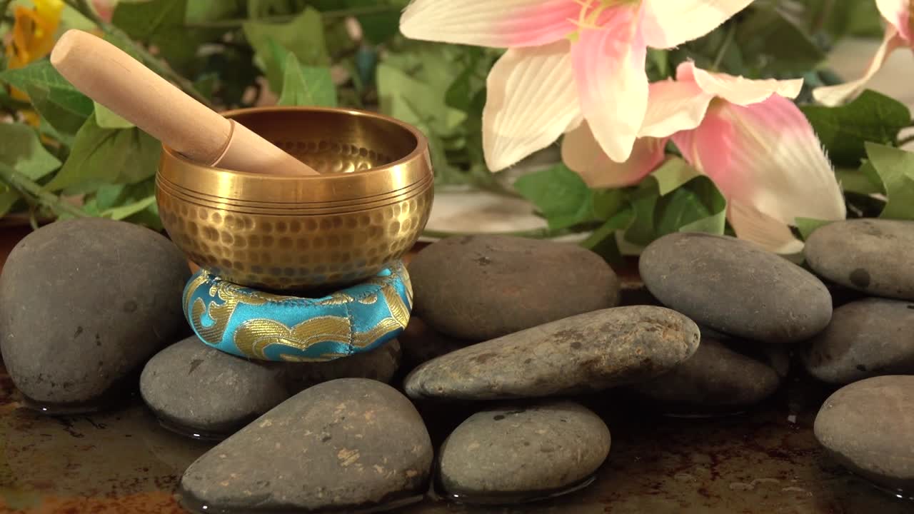 Campana tibetana vicino a uno stagno con fiori e foglie e uno sfondo naturale