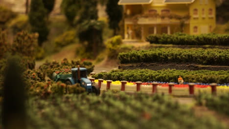 escena de una granja en miniatura con un tractor