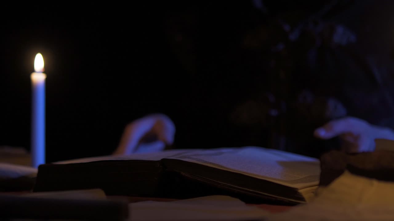 libro de época histórica a la luz de las velas.