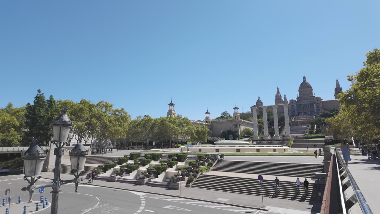A sunny view of Barcelona's Museu Nacional d'Art de Catalunya with lush greenery