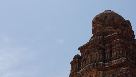 El-Antiguo-Templo-En-Ruinas-Contra-El-Cielo-Azul-Claro-En-El-Antiguo-Pueblo-De-Hampi,-Estado-De-Karnataka,-India