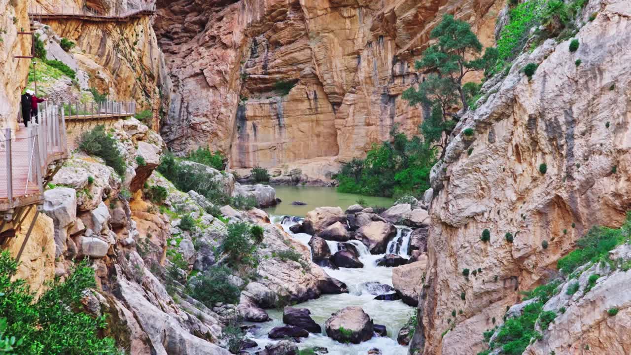 rocas, río y camino en caminito del rey, sur de españa