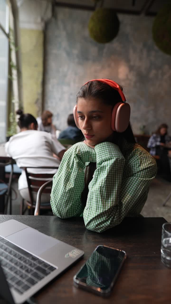 mujer joven trabajando en una cafetería