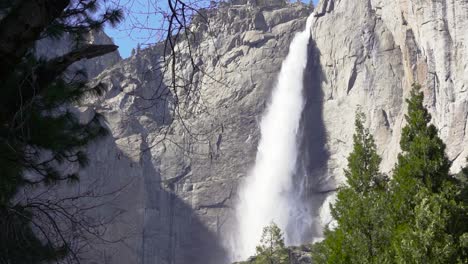 Lower-Yosemite-Falls,-Die-Erhabenheit-Und-Schönheit-Dieses-Wahrzeichens-Des-Yosemite-Nationalparks