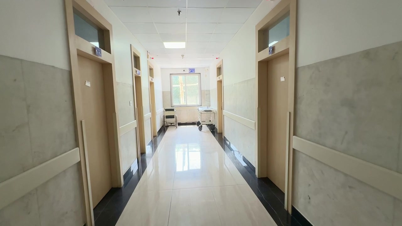 Câmera se movendo por um corredor de hospital moderno em câmera lenta.
