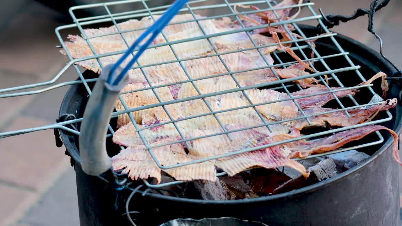 나무 석탄 그릴에 긴 오징어