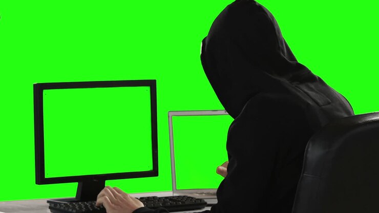 Hacker informatico che usa i computer