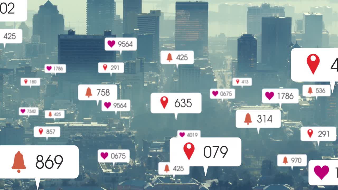 여러 소셜 미디어 아이콘의 애니메이션이 도시 풍경의 공중 전망에 대해 떠다니고 있습니다.