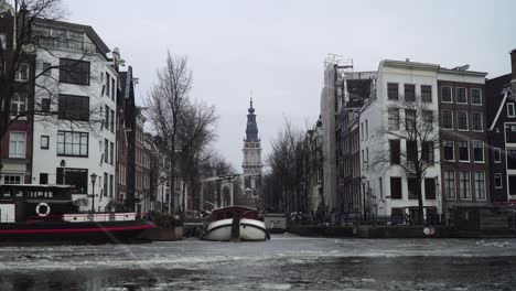 el canal de ámsterdam en el hielo