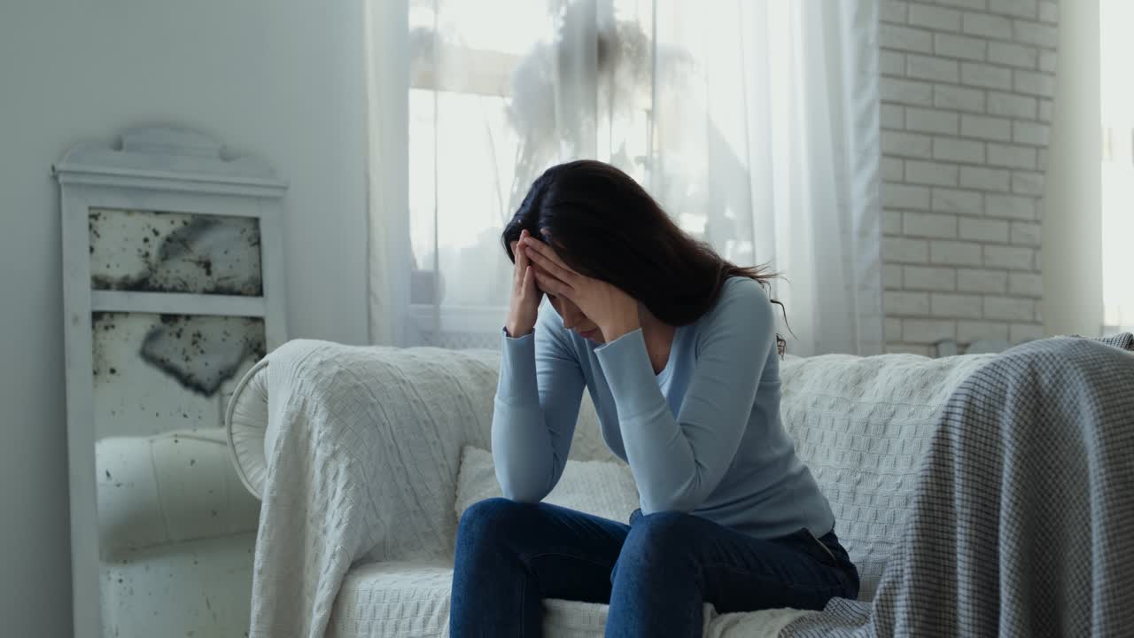 소파에 앉아있는 여자, 손에 머리