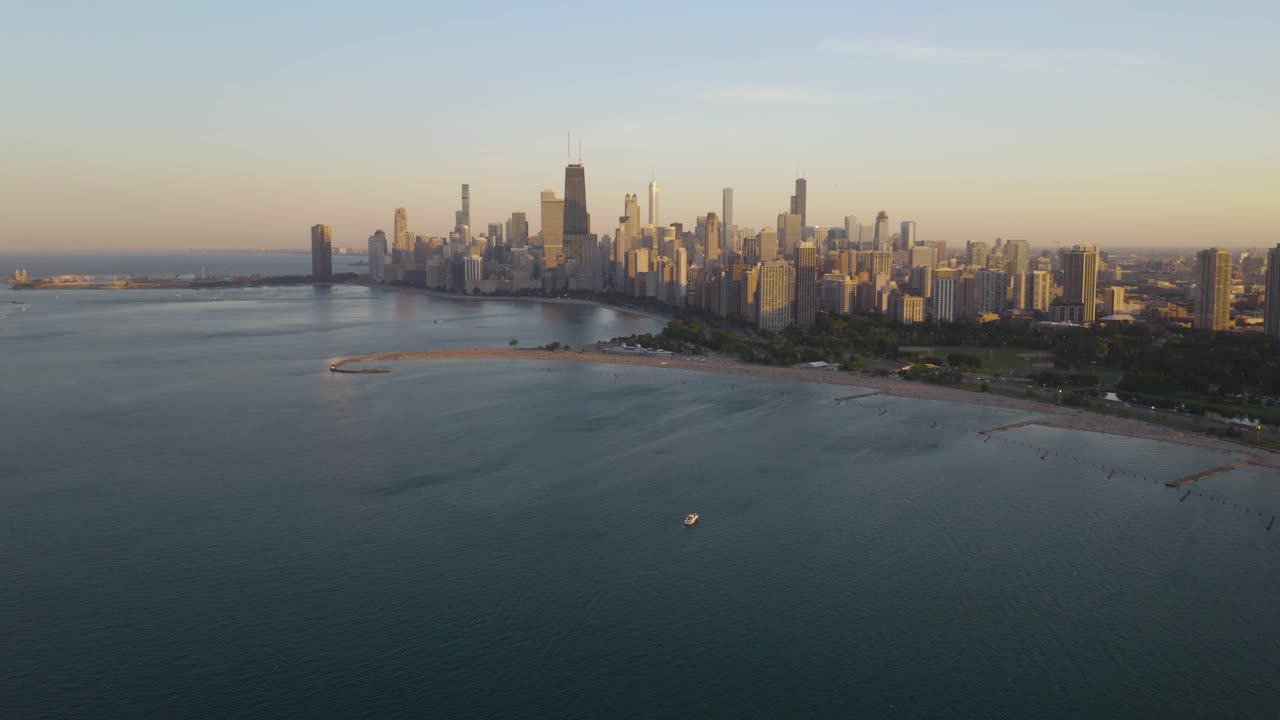시카고의 영화 같은 설정 샷, 미시간 호수 위를 날고 있는 드론