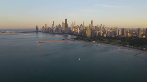 Filmische-Establishment-Aufnahme-Von-Chicago,-Drohne-Fliegt-über-Dem-Lake-Michigan