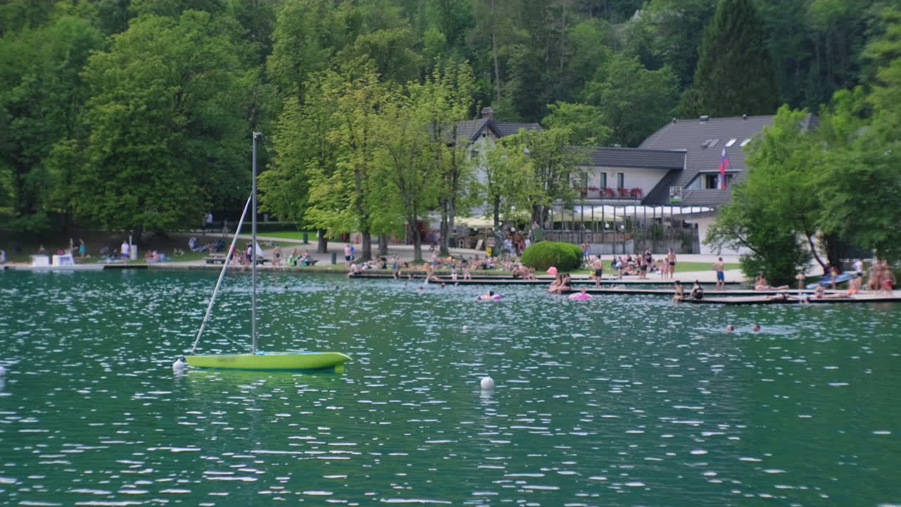 озерный курорт с людьми