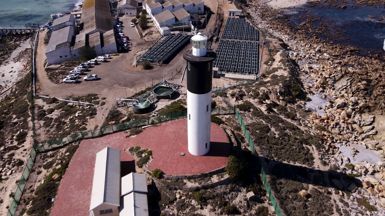 retirada de drone revela faro blanco y negro en doringbaai, weskus