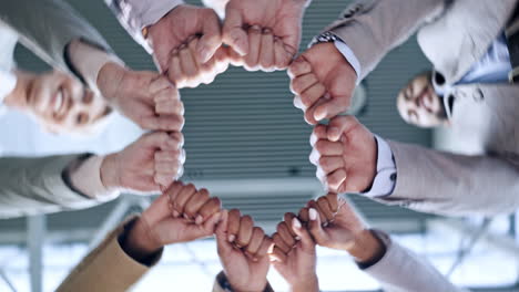 puño, trabajo en equipo o manos de gente de negocios