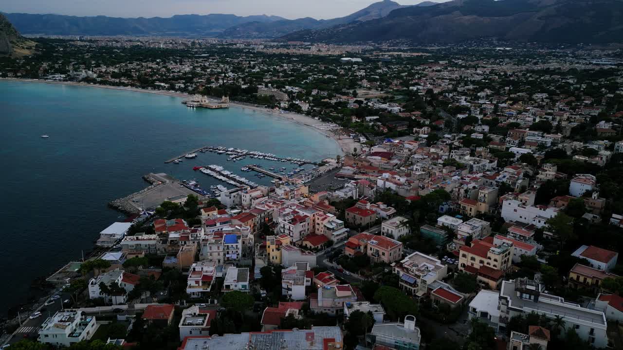 4 Imagens aéreas de pôr do sol da Praia de Mondello, Palermo, Sicília, Sul da Itália.