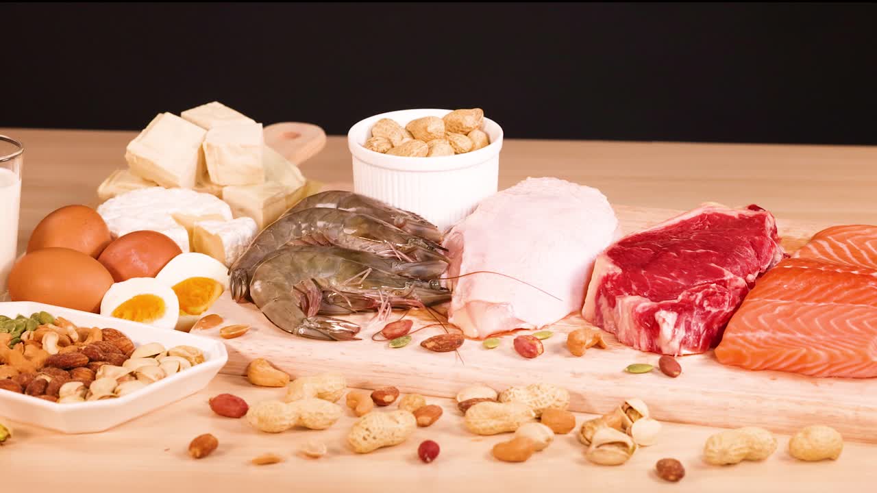 다양한 단백질 소스가 테이블에 배열되어 있습니다.