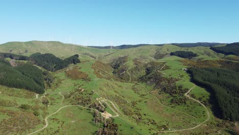 volando lentamente hacia un parque eólico con tierras de cultivo en primer plano