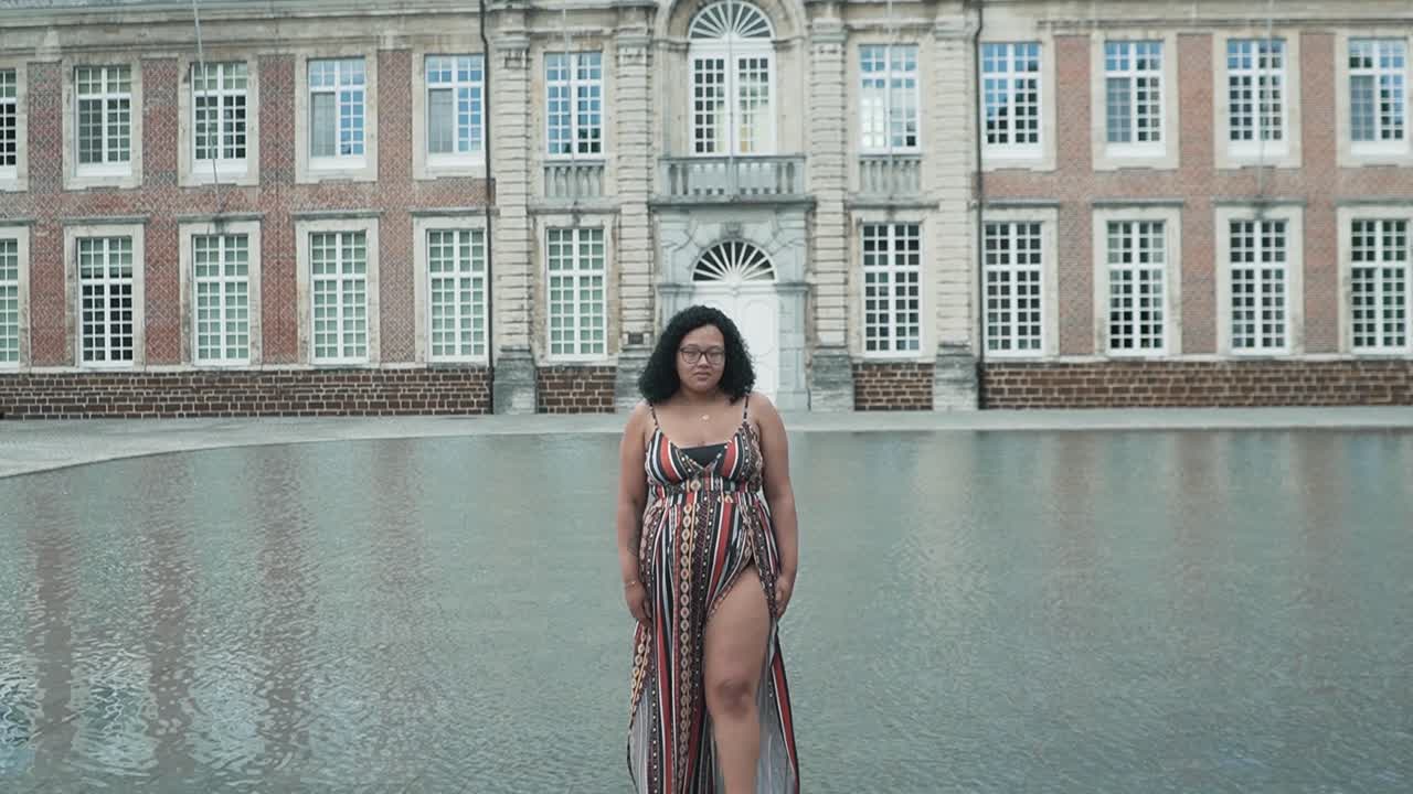 벨기에에서 아프리카 드레스를 입고 웃고 포즈를 취하는 흑인 여성