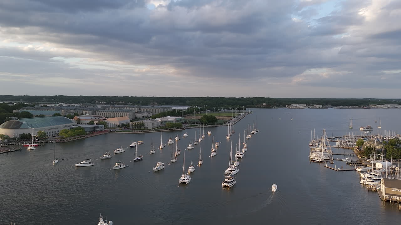 Vista aérea de la marina en Spa Creek con yates y veleros en Annapolis, Estados Unidos
