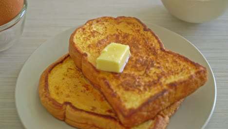 francés tostado con mantequilla y miel para el desayuno