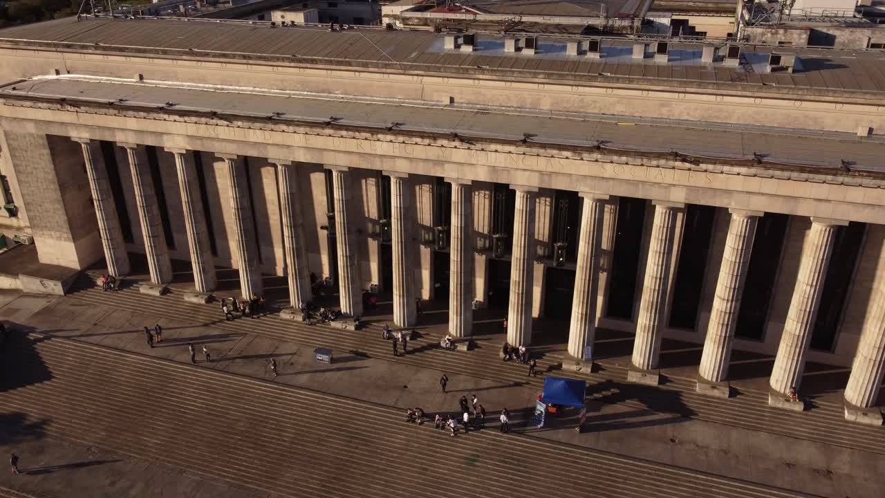 shjot aéreo de la antigua universidad histórica de derecho y estudiantes en sqaure durante la puesta de sol - buenos aires,argentina
