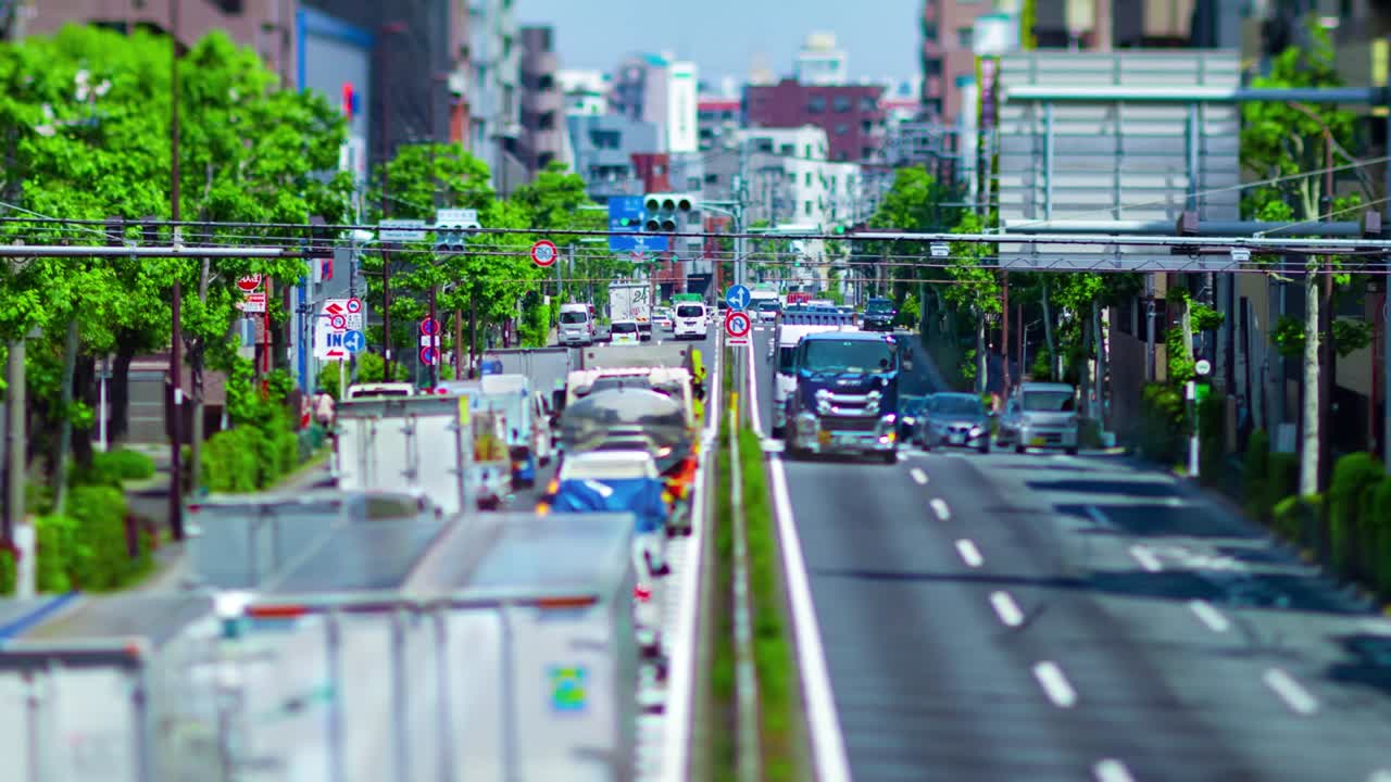 도쿄의 도시 거리에서 미니어처 교통체증의 타임스