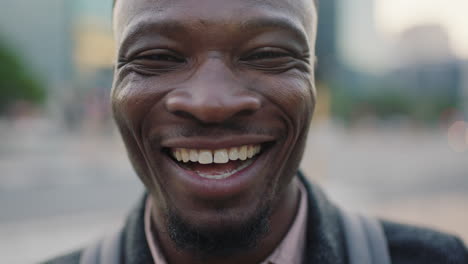 retrato en primer plano de un joven empresario afroamericano confiado riendo disfrutando de un estilo de vida exitoso