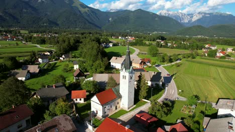 este es un hermoso y aleatorio pueblo filmado en el campo de eslovenia