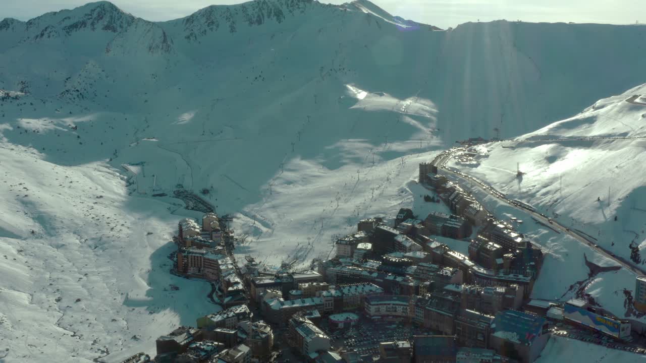 피레네 산맥의 아름다운 파스 데 라 카사, 산악 스키 리조트 타운