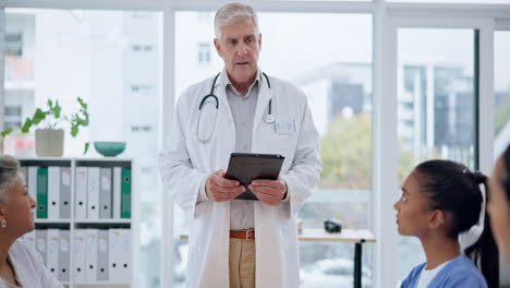 médico, colaboración y grupo de médicos