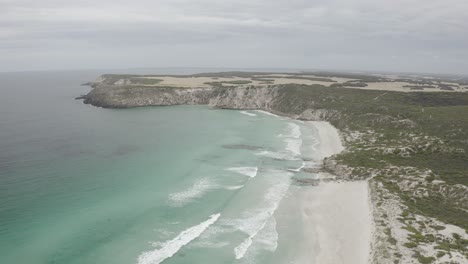 video de avión no tripulado de la playa en la isla kangaroo, australia del sur