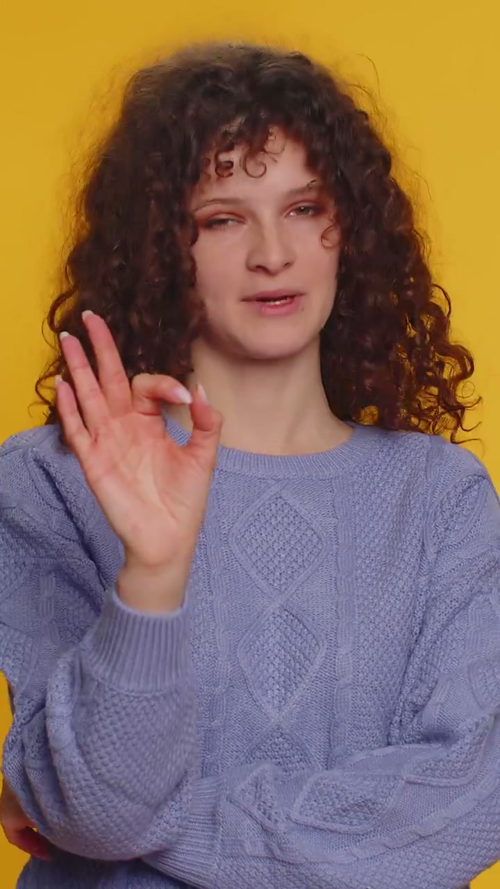 Donna che guarda con approvazione mostrando ok approva il gesto di feedback come segno positivo qualcosa di buono