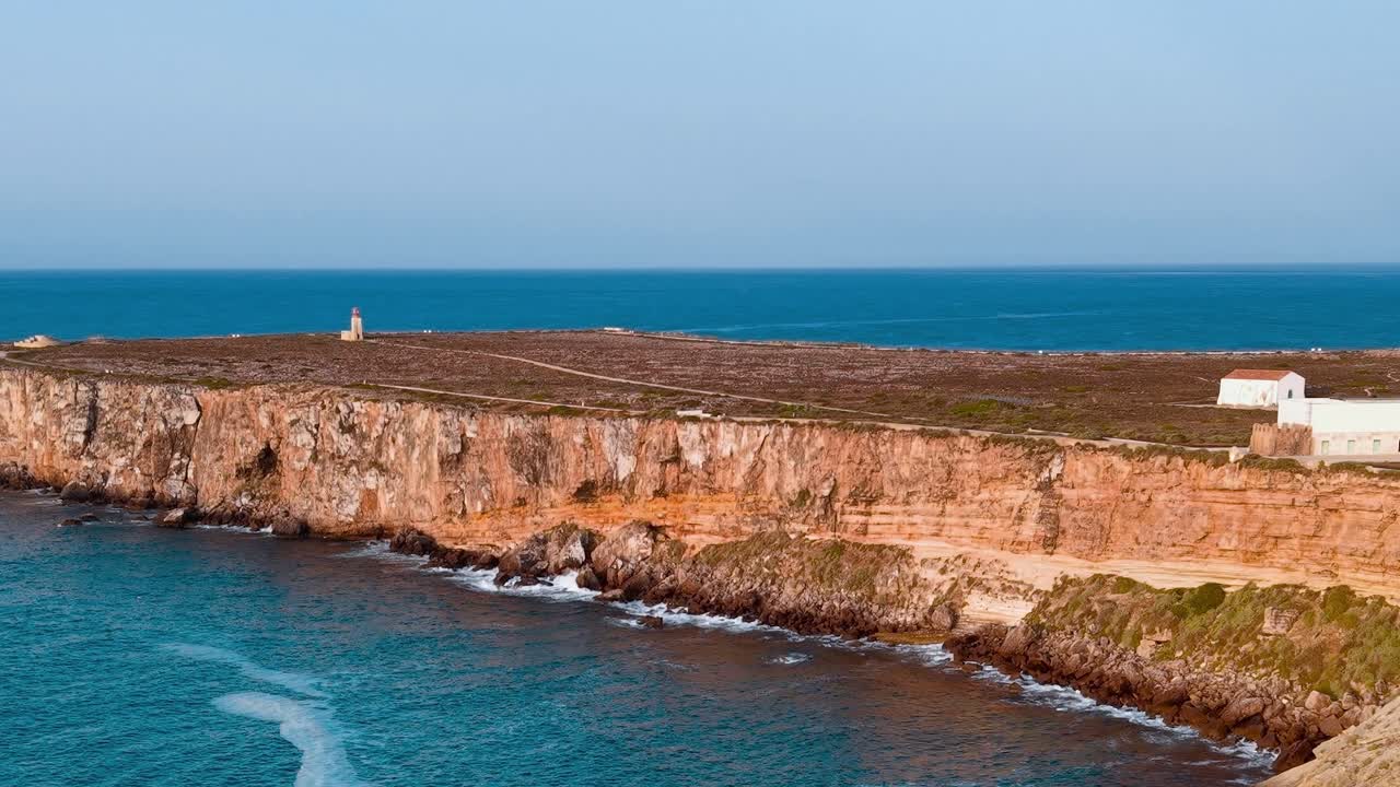 Vista della costa con scogliere e oceano in Portogallo durante una giornata serena