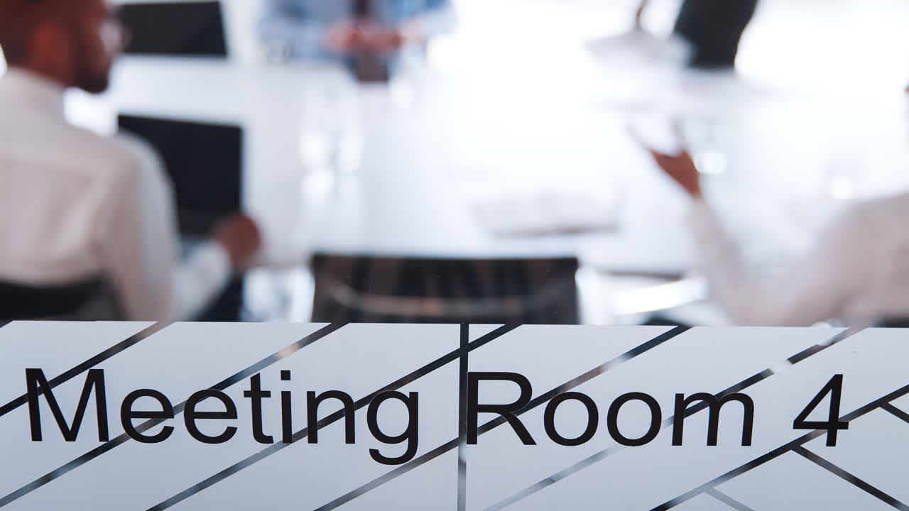 회의실 창문에서 느린 동작으로 볼 수 있는 회의실 프레젠테이션