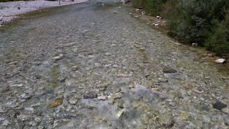 Flussbettstruktur-Mit-Sauberem,-Transparentem-Wasser-Des-Gebirgsflusses,-Der-über-Kieselsteine-Fließt