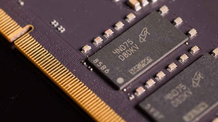 Et makrokamera panorerer hen over et computer-RAM-modul og afslører detaljerede mikrochips og elektroniske komponenter.