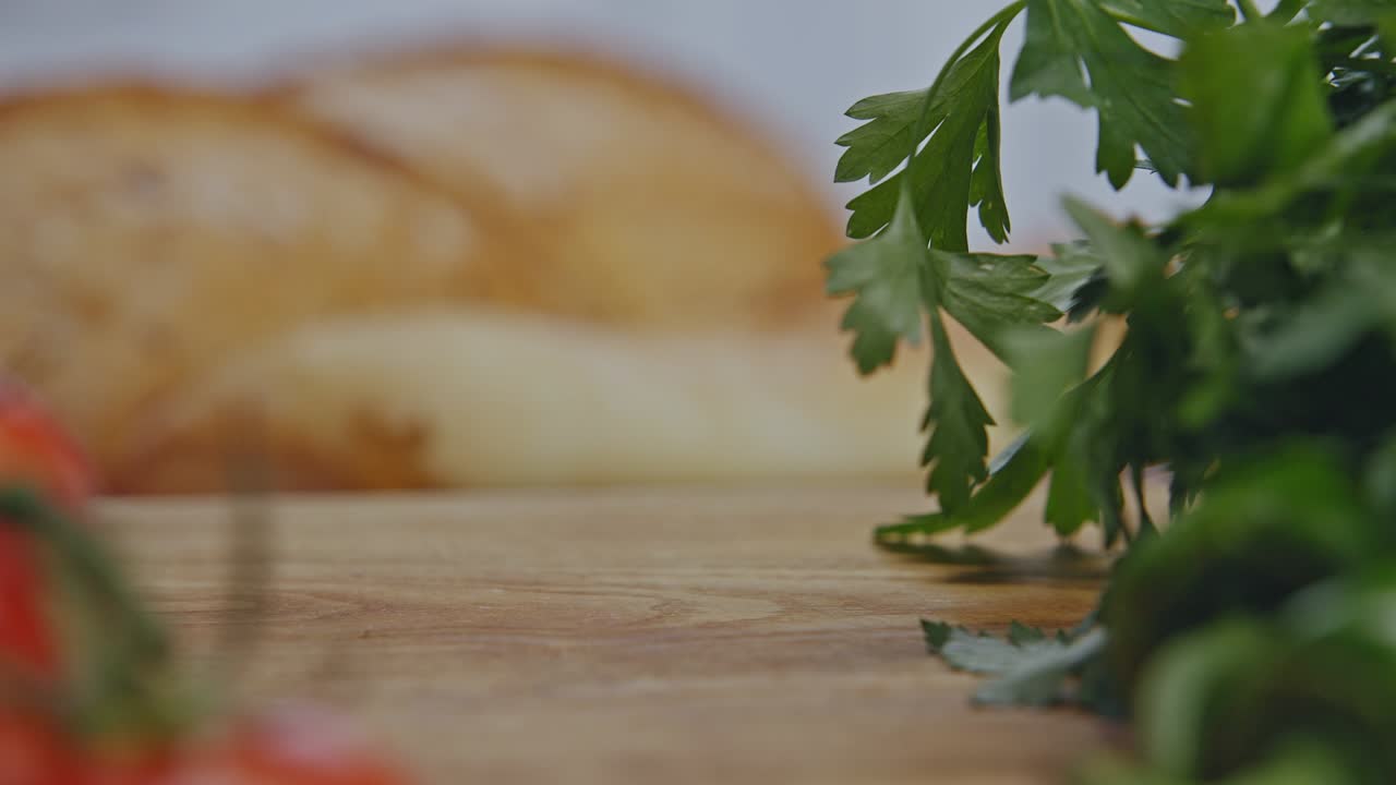 la salchicha turca en rodajas (sucuk) pasa junto a la cámara.