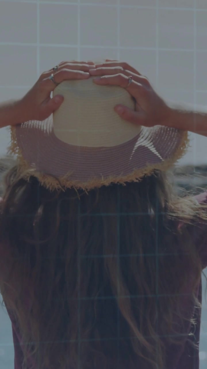 Video verticale: Ragazza adolescente che si sistema il cappello al porto, con cornici che attivano un HUD che mostra dati tecnologici.
